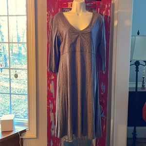 Soft 3/4 length sleeves. Very comfy. I’m 5’2 and it falls to my mid shins